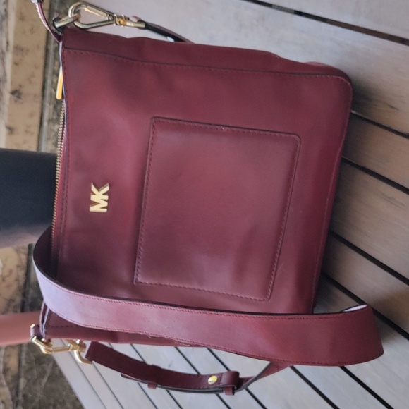 Michael Kors Crossbody Beautiful Burgundy Leather - Picture 2 of 6